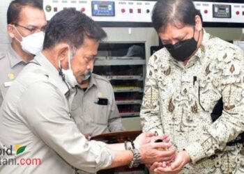 Menteri Pertanian, Syahrul Yasin Limpo (kiri), secara simbolik serahkan 20 ribu anak ayam DOC kepada Menko Perekonomian, Airlangga Hartarto, saat berkunjung  ke Balai Penelitian Ternak, Ciawi, Bogor, Jawa Barat Kamis 6 Mei 2021. (Foto: Tabloid Sinar Tani)
