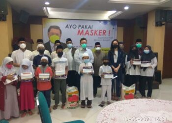 Ketua Majelis Pertimbangan Kosgoro 1957, HR Agung Laksono, berfoto bersama anak yatim piatu penerima santunan dan bantuan beras bagi pengurus tiga yayasan sosial. Acara pada Senin 10 Mei 2021 menandai berakhirnya kegiatan Kosgoro 1957 Peduli selama Ramadhan 1442 H. (Foto: A Ristanto)