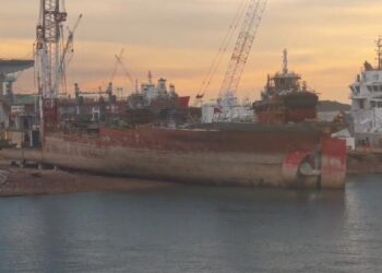 Kegiatan pemotongan kapal di galangan Paxocean PT Graha Trisaka Industri. (Foto: Arsip narasumber)