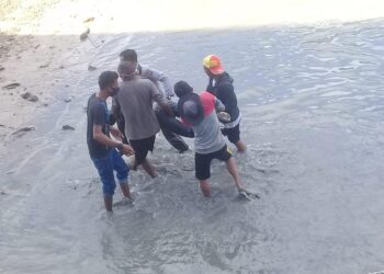 Mayat Peris Hasidungan (44) saat dievakuasi tim SAR di Perairan Pulau Setokok, Bulang, Kota Batam, Kepulauan Riau. (Foto: Kantor SAR Tanjung Pinang)