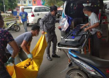 Proses evakuasi MF (31), di ruko Hollywood Hill, Belian, Batam Kota, Kota Batam. (Foto: Muhamad Ishlahuddin)