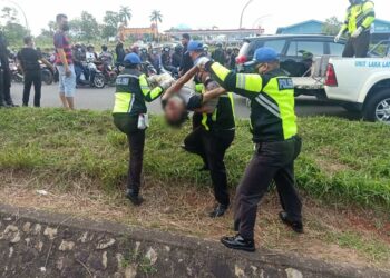Polisi mengevakuasi jenazah korban. (Foto: Arsip narasumber)