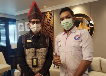 Ketua Bidang Media, IT, dan Komunikasi DPP Pemuda Perindo, Ilham Fuaddy, bersama Menteri Pariwisata dan Ekonomi Kreatif, Sandiaga Uno. (Foto: partaiperindo.com)