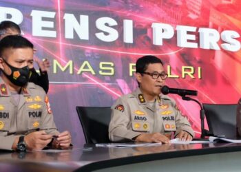 Kadiv Humas Polri Irjen, Argo Yuwono (tengah), adakan konferensi pers 100 Hari Kinerja Kapolri, di Gedung Humas Polri, Jakarta Selatan, Senin, 17 Mei 2021. (Foto: Istimewa)