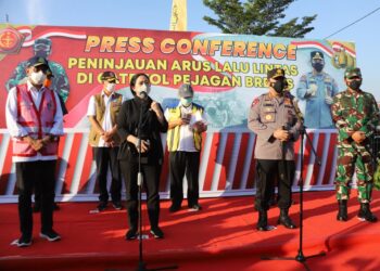 Kapolri, Jenderal Pol Listiyo Sigit, bersama dengan Panglima TNI, Marsekal Hadi Tjahjanto (kanan), dan Ketua DPR RI, Puan Maharani, serta Menteri Perhubungan, Budi Karya Sumadi (kiri), saat melakukan jumpa pers di Gerbang Tol Pos Penjagaan, Brebes, Minggu. 09 Mei 2021. (Foto: Istimewa)