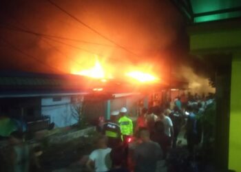 Enam unit rumah terbakar di perumahan Baloi Ditpam RT 002/RW 003, Kelurahan Sukajadi, Kecamatan Batam Kota, Kota Batam pada Rabu, 5 Mei 2021. (Foto: Muhamad Ishlahhudin)