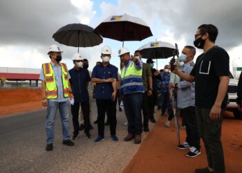 Muhammad Rudi melakukan peninjauan Pembangunan Jalur Kedua Jalan Hang Kesturi Tahap 1, Kabil, pada Minggu, 9 Mei 2021, pagi. (Foto: Humas BP Batam)