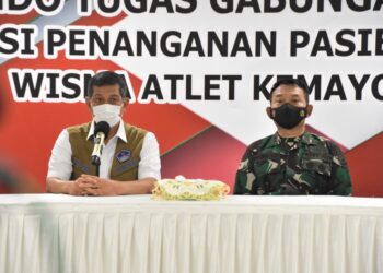 Kepala Badan Nasional Penanggulangan Bencana (BNPB), Letjen TNI Doni Monardo, didampingi Pangdam Jaya Mayjen TNI Dudung Abdurachman, saat menggelar konferensi pers, di Media Center RSDC-19 Wisma Atlet, Kemayoran, Jakarta Pusat, Kamis, 20 Mei 2021. (Foto: Istimewa)
