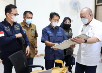 Ketua DPD RI, La Nyalla Mattalitti (baju putih), bersama sejumlah senator, dan Wagub Kalimantan Utara, Yansen Tipa Padan (dua dari kanan), saat mengunjungi Kantor Redaksi Tribun Kaltara di Tanjung Selor, Kabupaten Bulungan, Rabu, 26 Mei 2021. Foto: Istimewa.