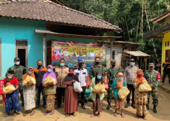 Sat 81 Kopassus mengadakan baksos di Magelang. (Foto:
stafpenerangan kopassus)