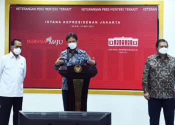 Menteri Kesehatan, Budi Gunadi Sadikin (tengah), saat menyampaikan keterangan pers setelah mengikuti rapat terbatas bersama Presiden Joko Widodo, Jakarta, Senin, 10 Mei 2021. (Foto: Istimewa)