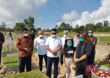 Kepala Staf Kepresidenan, Moeldoko, ziarah ke makam Birgaldo Hotmonang Sinaga. (Foto: Arsip narasumber)