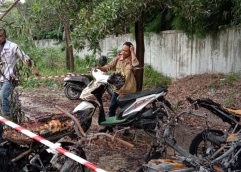 Kebakaran di pinggir jalan hanguskan 9 unit motor karyawan PT ASL. (Foto: M. Ansyarullah Khafi Ansyari)