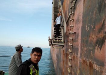 Nakhoda MT Freya , Chen Yi Qun, naik ke atas kapal miliknya di Pelabuhan Batu Ampar, Kota Batam, Kepulauan Riau, Jumat, 28 Mei 2021 kemarin. (Foto: Bakamla RI)
