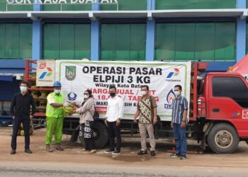 Dinas Perindustrian dan Perdagangan (Disperindag) Kota Batam menggelar operasi pasar epjiji tabung ukuran 3 kilogram, atau biasa disebut gas melon, di GOR Raja Ja’far, Sekupang, Rabu, 5 Mei 2021. (Foto: Mediacenter)