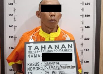 Polisi tangkap pria bawa heroin atau putau di Kota Batam, Kepulauan Riau. (Foto: Humas Polda Kepri)