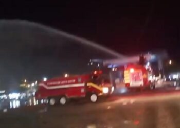 Petugas gabungan menyemprotkan disinfektan di Kecamatan Sagulung, Kota Batam, Kepulauan Riau. (Foto: Arsip narasumber)