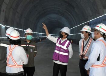 Presiden Joko Widodo (rompi ungu) meninjau secara langsung perkembangan pembangunan konstruksi salah satu proyek strategis nasional, kereta cepat Jakarta-Bandung (KCJB), Selasa, 18 Mei 2021.  (Foto: Istimewa)
