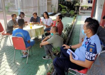 Dofan Fernandes, teman sekamar Siprianus Apiatus, saat memberikan keterangan kepada wartawan. (Foto: Humas Rutan)