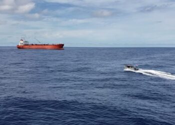 KRI Jhon Lie-385 berhasil selamatkan ABK MT. St Katherinen yang jatuh ke laut. (Foto: Arsip TNI AL)