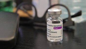 Vaksin AstraZeneca. Foto: AP/Christophe Ena