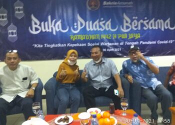 Juara Bulutangkis Dunia 1983, Icuk Sugiarto (dua dari kanan), saat hadir di acara buka puasa bersama yang diselenggarakan PWI Jaya, Jumat, 30 April 2021. (Foto: H. Achmad Ristanto)