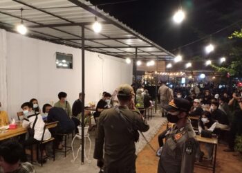 Sat Pol PP Kota Batam, bersama tim terpadu melakukan kegiatan patroli pengawasan kepatuhan terhadap Perda atau Perwako di sejumlah tempat di Kota Batam pada Sabtu, 1 Mei 2021. (Foto: Arsip Sat Pol PP Kota Batam)