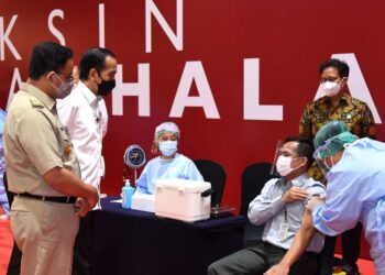 Presiden Joko Widodo (dua dari kiri) saat meninjau pelaksanaan vaksinasi di pusat perdagangan di Jakarta, Senin, 3 Mei 2021. (Foto: Istimewa)