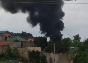 Rabu, 26 Mei 2021 sore, masyarakat sekitar Kabil, Nongsa, digegerkan oleh adanya kepulan asap hitam pekat yang berasal dari industri PT Wiraraja Group. (Foto: Arsip narasumber)