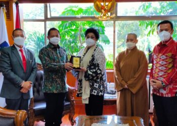 Ketua Umum DPP Walubi, Drs S Hartati Murdaya, (dua dari kanan) saat bertemu dengan Menteri Dalam Negeri Tito Karnavian, di Kantor Kemendagri, Jumat, 07 Mei 2021 (Foto: Istimewa)