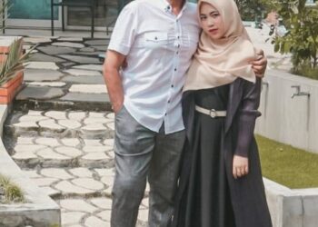 Mark Sungkar saat bersama istri yang beda usia 45 tahun. (Foto: idntimes.com)