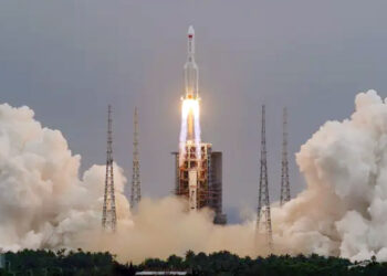 Roket Long March 5B membawa modul inti Stasiun Luar Angkasa Tianhe lepas landas dari Pusat Peluncuran Luar Angkasa Wenchang di Provinsi Hainan, China, Rabu, 29 April 2021. (Foto:SINDOnews)
