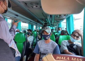 34 orang awak kapal berkewarganegaraan Vietnam, yang telah selesai menjalani proses penegakan hukum dideportasi ke negara asal. (Foto: Humas Ditjen PSDKP)