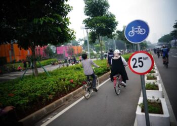 Anies Baswedan bersepeda bersama keluarga pada Minggu, 20 Juni 2021. (Foto: Twitter Anies Baswedan).