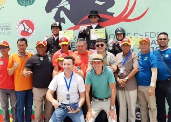 Dicky Kamsari (baris kedua, tengah) bersama para pemilik stable dan komunitas equestrian.