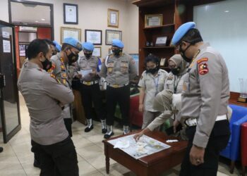 Divisi Propam Mabes Polri melakukan pemeriksaan urine terhadap personel Polda Kepri. (Foto: Humas Polda Kepri)