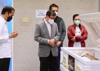 Presiden Joko Widodo Kamis, 10 Juni 2021  melayat mendiang istri Menteri Hukum dan HAM (Menkumham) Yasonna Laoly, Elisye W. Ketaren, di Rumah Duka Sentosa RSPAD Jakarta. (Foto: Via Antara)