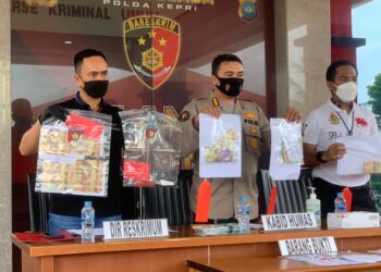Kabid Humas Polda Kepri, Kombes Pol Harry Goldenhardt; Direktur Reserse Kriminal Umum Polda Kepri, Kombes Pol Jefri Ronald Parulian Siagian; dan Kasat Reskrim Polresta Barelang, Kompol Andri Kurniawan; saat menggelar konfrensi pers pemberantasan premanisme dan pungli, Sabtu, 12 Juni 2021. (Foto: Humas Polda Kepri)