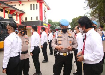 Divisi Propam Mabes Polri melaksanakan giat penegakan ketertiban dan disiplin terhadap personel Polresta Barelang. (Foto: Humas Polresta Barelang)