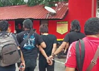 Syamsul Arifin (28) saat dibawa polisi ke Polresta Barelang. (Foto: Arsip narasumber)