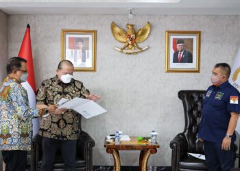 Juru bicara Asosiasi Pengusaha, Peter Frans yang juga Ketua Umum INKINDO (kiri) saat acara audiensi dengan Ketua DPD RI AA La Nyalla Mahmud Mattalitti (tengah) di rumah jabatan pimpinan lembaga negara, Jalan Denpasar Raya, Jakarta Selatan, Rabu, 23 Juni 2021.