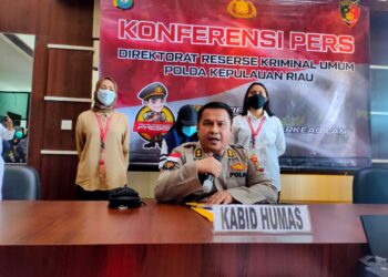 Kasubbid Multimedia Bid Humas Polda Kepri, AKBP Surya Iswandar, saat memberikan keterangan kepada wartawan. (Foto: Humas Polda)