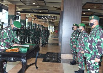 Kepala Staf Angkatan Darat (Kasad) Jenderal TNI Andika Perkasa saat menandatangani surat pengangkatan jabatan pada Acara Serah Terima Jabatan (Sertijab) Pangkostrad serta lima pejabat teras lainnya di jajaran TNI AD,  Selasa, 8 Juni 2021.