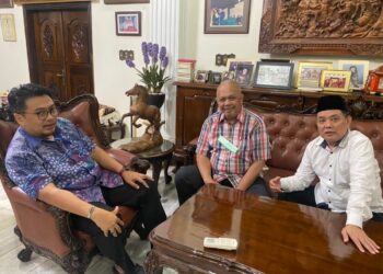 Ketua Tim Penjaringan dan Penyaringan (TPP) Calon Ketua Pordasi DKI Jakarta, Huraera Nurhani (kiri) dan dua anggotanya, Audi Tambunan dan Herlan Matrusdi di Sekretariat kawasan Menteng, Jakarta Pusat, Rabu, 23 Juni 2021.