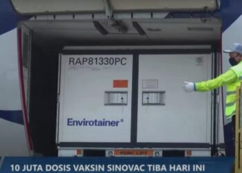 Kontainer khusus pengangkut bulk vaksin Sinovac saat dikeluarkan dari bagasi pesawat pada Minggu, 20 Juni 2021, malam.