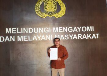 Mangatur Nainggolan saat mengantar pengaduan sengketa lahan di Kabupaten Lahat. (Foto: Arsip Narasumber)