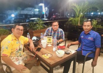 Mangatur Nainggolan (kiri baju kuning) dan Benhauser Manik (tengah) selepas diskusi tentang Indonesia darurat Covid-19. (Foto: Arsip narasumber)