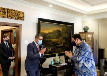 Menko Perekonomian, Airlangga Hartarto menerima kunjungan President Designate of the United Kingdom untuk COP26 (Climate Change Conference of the Parties) Alok Sharma di Jakarta, Selasa, 01 Juni 2021.