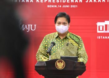 Menteri Koordinator Bidang Perekonomian yang juga Ketua Komite Penanganan Covid-19 dan Pemulihan Ekonomi Nasional (KPCPEN), Airlangga Hartarto, saat memberikan keterangan pers di Kantor Presiden, Jakarta, Senin, 14 Juni 2021.