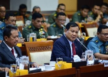 Menteri Pertahanan, Prabowo Subianto (tengah) hadir dalam Raker dengan Komisi DPR. (Foto: Twitter @ DPR_RI)